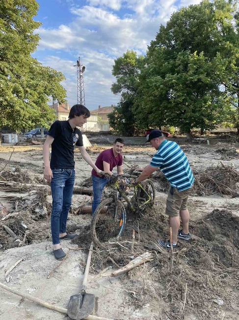 Лидерът на Изправи се България Мая Манолова призова служебното правителство за пълно обезщетение на жителите от наводнените села край Карлово
