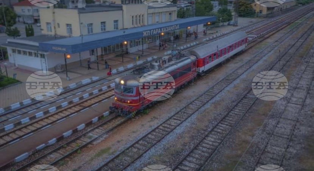 Два атракционни влака ще пристигнат в Казанлък утре за празника на града