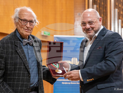 Ректорът на НМА „Панчо Владигеров“ проф. Сава Димитров, от името на академичното ръководство и на цялата колегията на НМА, връчи почетното звание на проф. Венцеслав Николов