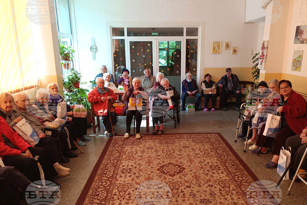 За трета поредна година в Казанлък се състоя инициативата "Кутия, пълна с щастие"