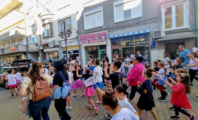 Община Асеновград: Пълен площад и много танци на „Танцовата фиеста“ в Асеновград