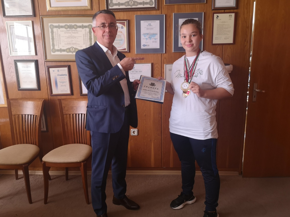  Кметът връчи грамота и награда на боксьорката Алейна Мехмед 