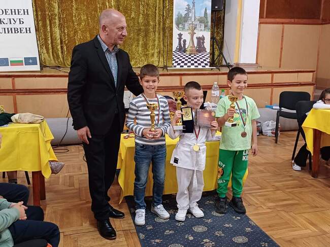 Шах клуб "Сините камъни": Първи национален шахматен турнир „Стоте войводи“ 