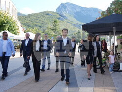 Представители на "Продължаваме промяната", сред които доскорошният министър на образованието - академик Николай Денков, посетиха Враца. 