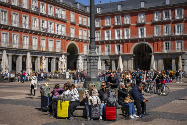 Испания забранява спекулации с билети за концерти и реклама на изкопаеми горива