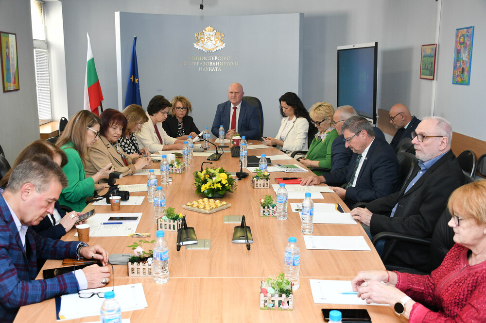 МОН: 1429 ще са професионалните паралелки в гимназиите, 945 – профилираните