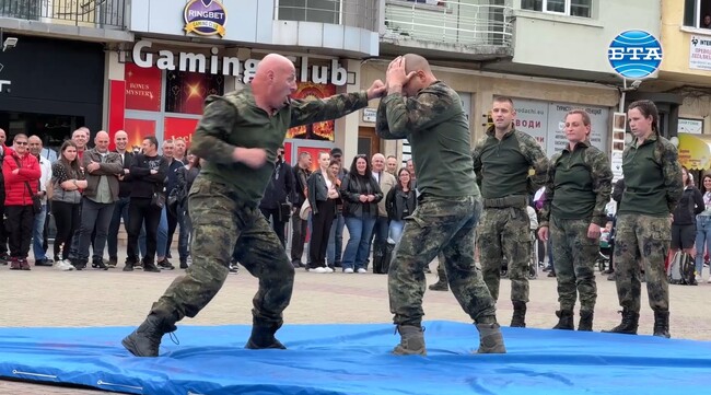 Военнослужещи от 61-ва Стрямска механизирана бригада представиха в центъра на Казанлък празнична програма по повод Деня на българската армия