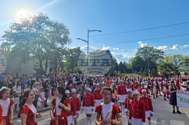 Международният детски фестивал "Южни слънца" е достигнал своето най-високо равнище, каза за БТА Станка Иванова, директор на ОДК-Петрич