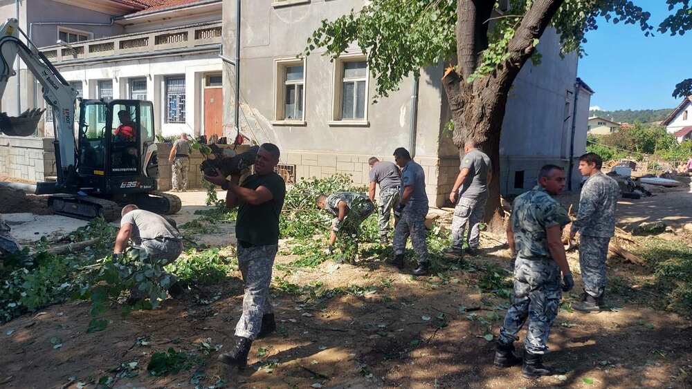 140 военнослужещи от Сухопътните войски и Военновъздушните сили и днес са в помощ на пострадалите от Карловско