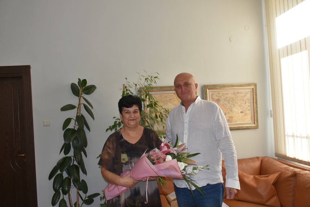 Цветя получи в последния си работен ден директорът на ДГ „Люляче“ Галя Дочева