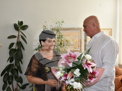 Цветя получи в последния си работен ден директорът на ДГ „Люляче“ Галя Дочева