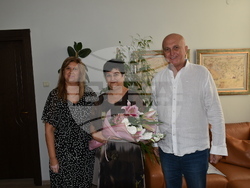 Цветя получи в последния си работен ден директорът на ДГ „Люляче“ Галя Дочева