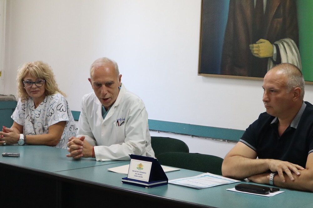 Иван Чолаков връчи днес грамоти на екипите на клиники от УМБАЛ „Проф. д-р Ст. Киркович“ и Почетния знак на областния управител на изпълнителния директор на болницата проф. Йовчо Йовчев