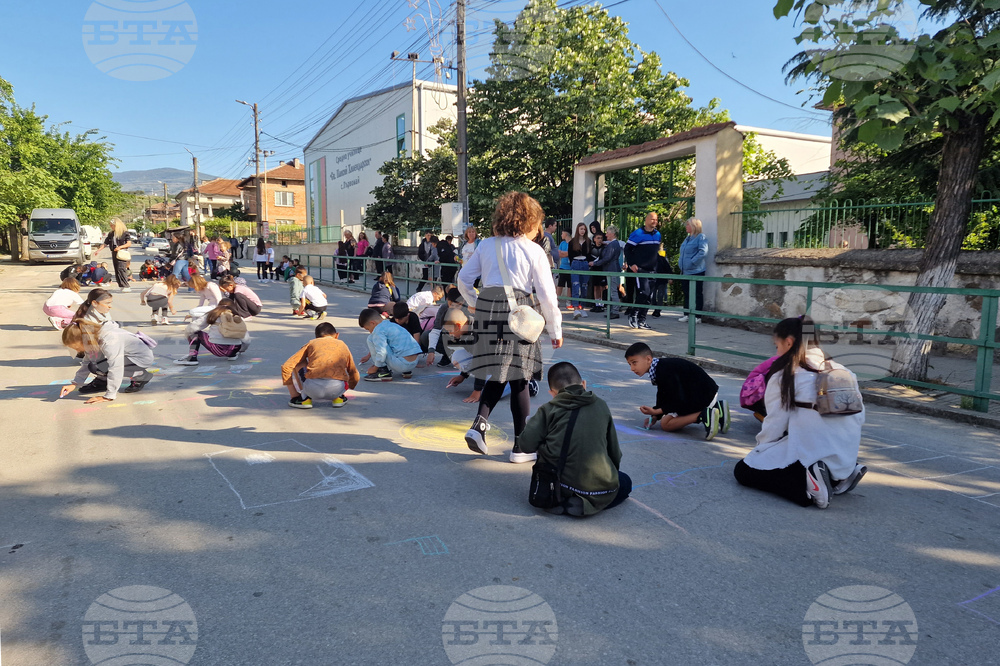 Петрич - рисуване на асфалт под надслов „Спри, децата запази!“