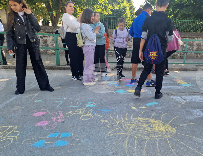 Петрич - рисуване на асфалт под надслов „Спри, децата запази!“