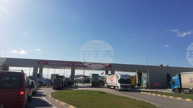 Интензивен е трафикът на изход за товарни автомобили на граничния пункт „Лесово“