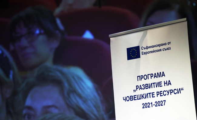 Отворена за кандидатстване е мярка в подкрепа на 320 000 уязвими семейства с деца
