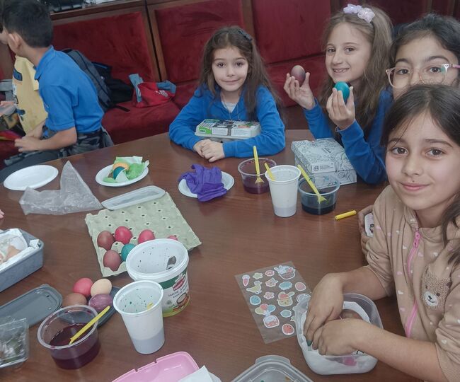 Община Ловеч: Ученици от ЧНУ „Свети Седмочисленици“ боядисаха яйца, дариха ги на детското отделение