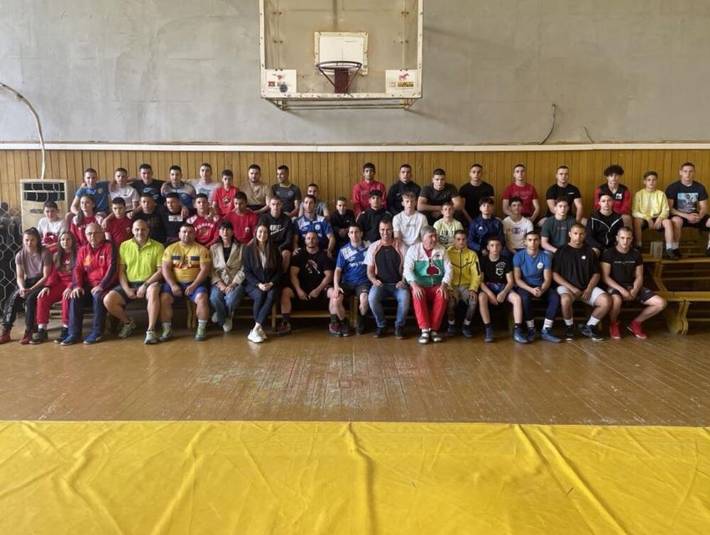 Плевен е домакин на тренировъчен лагер по борба с румънски спортисти