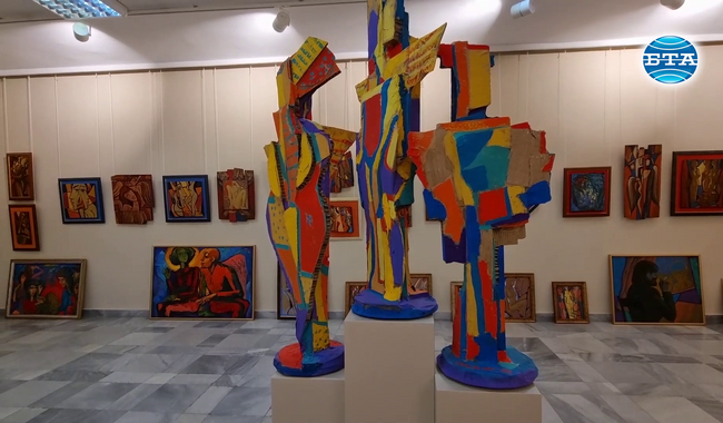 В салон-ателие превърна една от залите на художествената галерия в Кюстендил творецът Румен Саздов