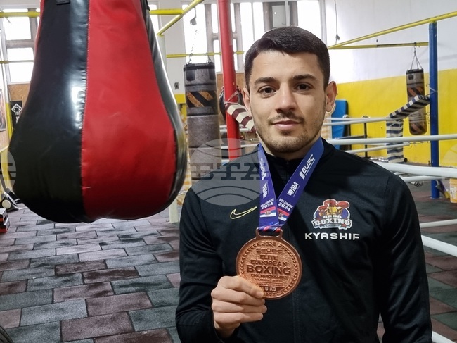 Ергюнал Себахтин победи бившия световен шампион Темиртас Жусупов и се класира на финала до 48 килограма на боксовия турнир купа "Странджа"