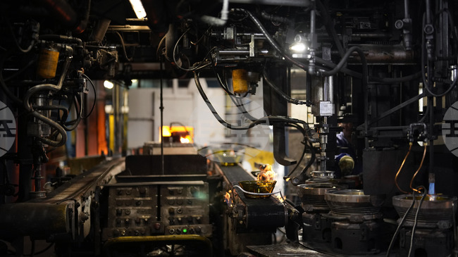 Ръстът на промишленото производство във Франция се забавя през октомври, но търговският дефицит намалява