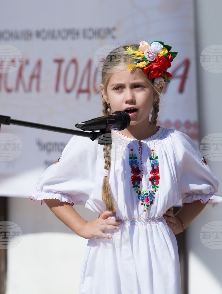 Момиче на шест години получи наградата на кмета на Чирпан на Националния фолклорен конкурс „Атанаска Тодорова“