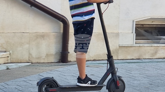 Полицията в Ямбол установи и глоби нарушител на пътя с електрическа тротинетка след клип в социалните мрежи