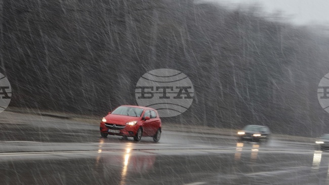 Сняг вали в областите Видин, Ловеч Монтана и Пазарджик, мъгла има в участъци на магистралите „Хемус“ и „Тракия“, съобщи АПИ