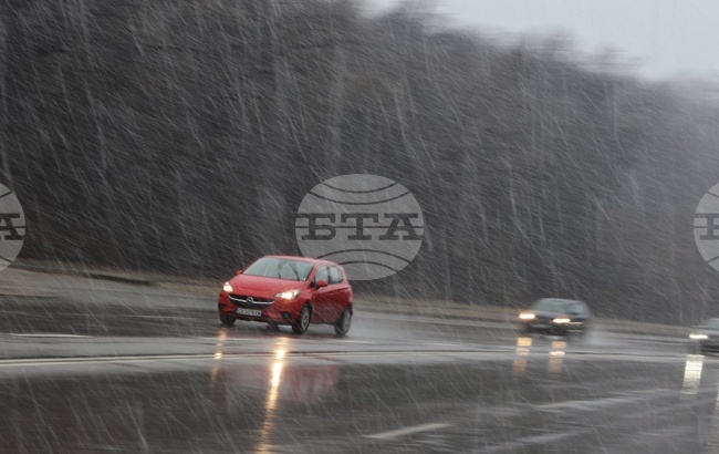 Сняг вали в областите Видин, Ловеч, Монтана и Пазарджик, мъгла има в участъци на магистралите „Хемус“ и „Тракия“, съобщи АПИ
