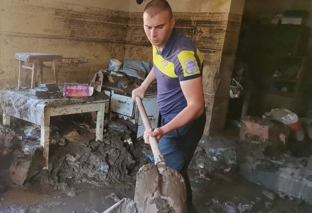 Около 40 служители на Националното тол управление продължават да помагат в разчистването на щетите от наводнението в Карловско