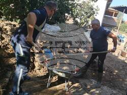 Около 40 служители на Националното тол управление продължават да помагат в разчистването на щетите от наводнението в Карловско