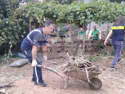 Около 40 служители на Националното тол управление продължават да помагат в разчистването на щетите от наводнението в Карловско