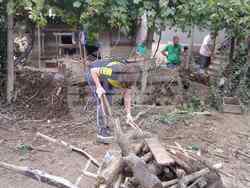 Около 40 служители на Националното тол управление продължават да помагат в разчистването на щетите от наводнението в Карловско