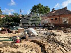 Около 40 служители на Националното тол управление продължават да помагат в разчистването на щетите от наводнението в Карловско