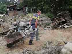 Около 40 служители на Националното тол управление продължават да помагат в разчистването на щетите от наводнението в Карловско