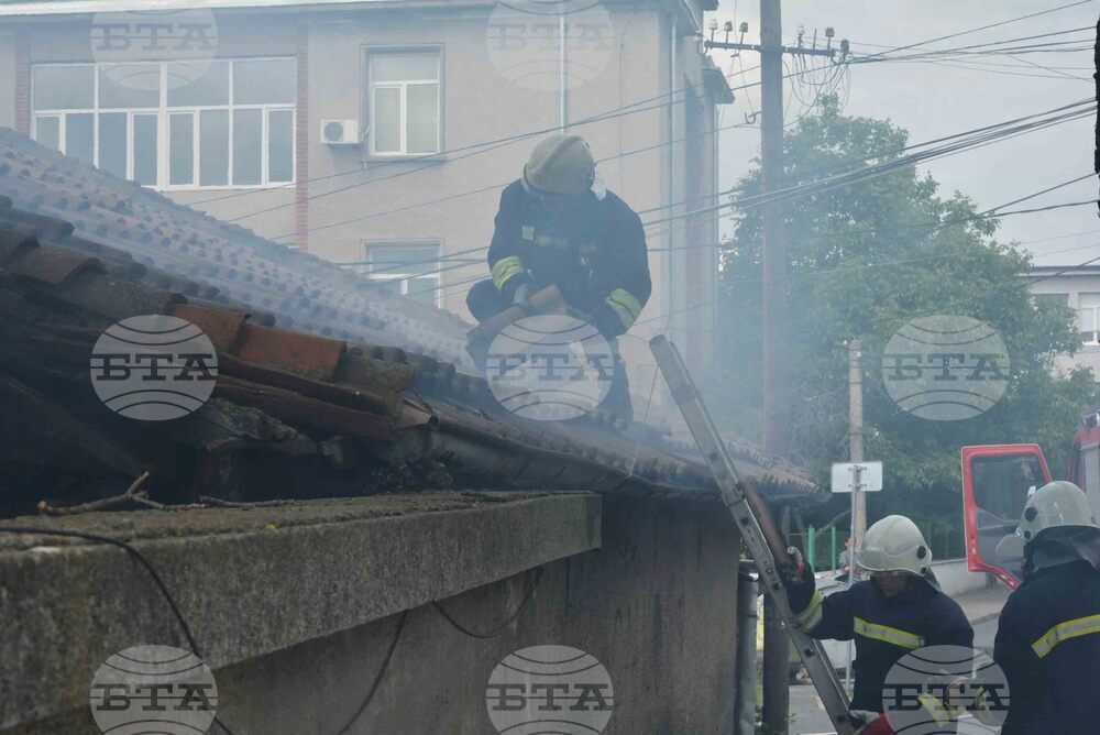 Двама души са пострадали при взрив на газова бутилка в с. Мусачево, община Елин Пелин, съобщиха от пожарната 