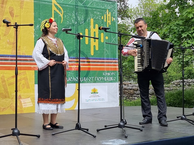 Трето издание на конкурса за традиционно песенно и музикално творчество „Гласове и мелодии от Пернишко” организират на 1 май