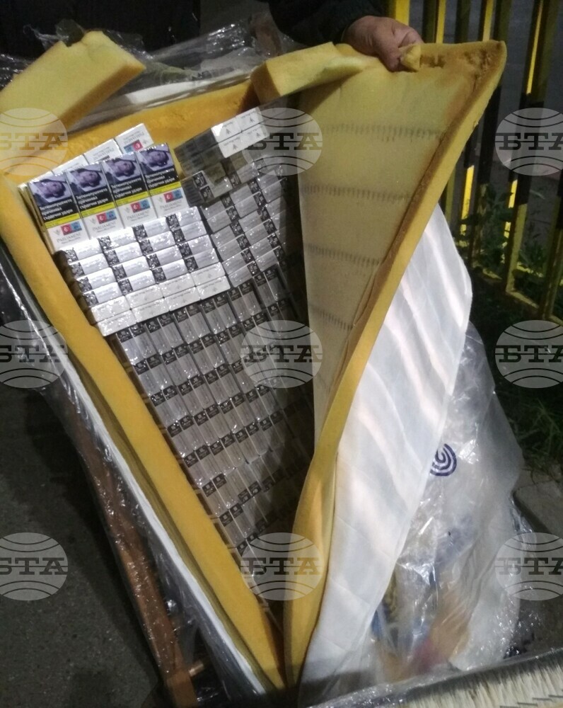 Близо 70 000 къса цигари са открити в табуретки и детски матрак в микробус на ГКПП Видин-Калафат