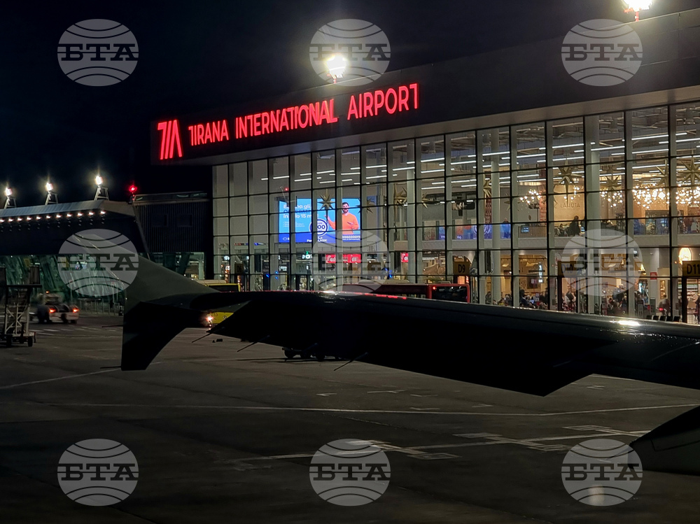 Работата на летището в Тирана е възобновена след временното спиране на полетите заради силната буря в страната; общо 20 души са леко ранени