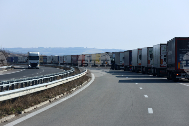 Трафикът е интензивен на граничните пунктове "Капитан Андреево" и "Лесово", Дунав мост при Русе затваря от 9:00 часа за денонощие 