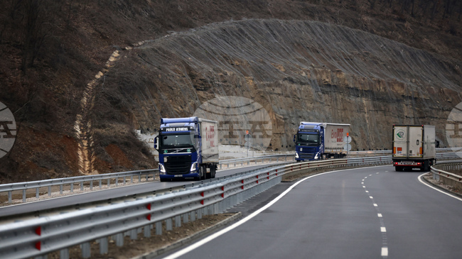 Временно е ограничено движението в района на Лютидол заради катастрофирал товарен автомобил