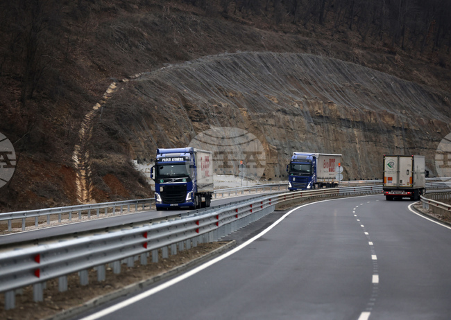 Възстановено е движението по пътя Благоевград - Дупница при разклона за село Слатино