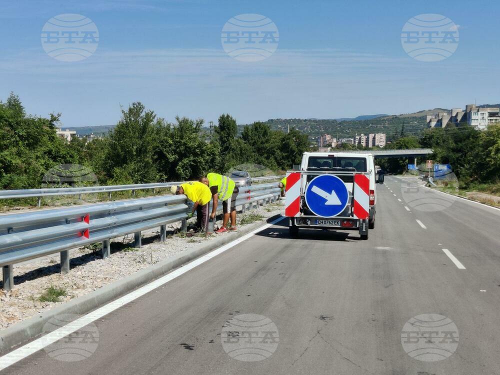 Ограничено е движението от 5-и до 6-и км на автомагистрала „Струма“ поради ремонт на мантинели