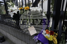 Резиденция на британския посланик - кралица Елизабет Втора - траур