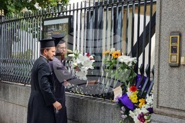 Резиденция на британския посланик - кралица Елизабет Втора - траур