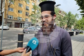 Резиденция на британския посланик - кралица Елизабет Втора - траур