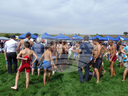 Деца в мазните борби в село Черна в чест на Коджа Юсуф