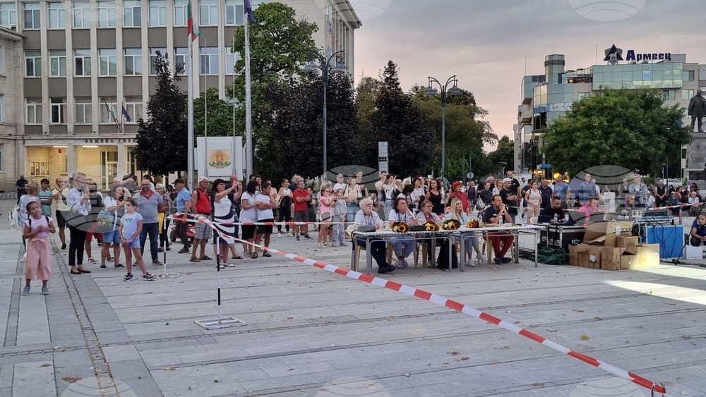 Силистра - национален конкурс за млади изпълнители на популярна песен "Дунавски звезди"