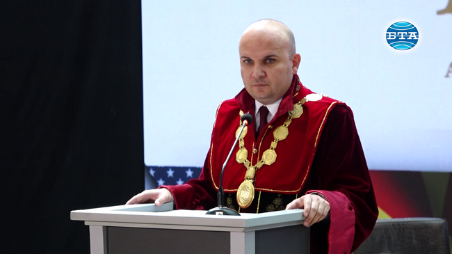 Илхан Кючюк бе удостоен с почетното звание „Доктор хонорис кауза“ на Американския университет в Европа – ФОН в Скопие